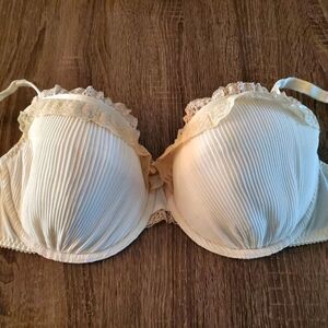 New 42 d stylish bra with lace accent. .